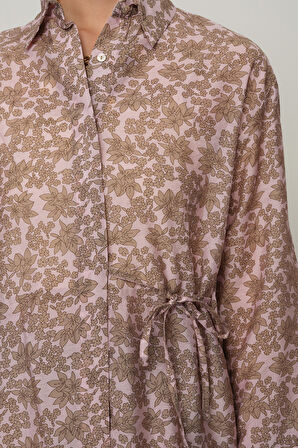 KADIN YANDAN BAĞLAMA DETAYLI KAHVE-PEMBE ÇİÇEKLİ GÖMLEK