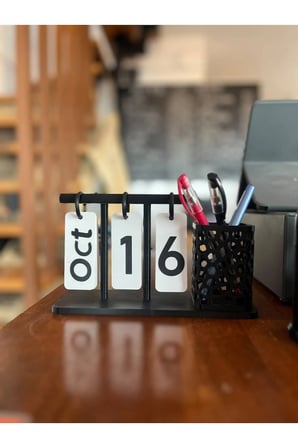 Modern Tasarımlı Kalemlikli Masa Takvimi - Ofis, Ev İçin