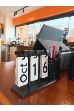 Modern Tasarımlı Kalemlikli Masa Takvimi - Ofis, Ev İçin