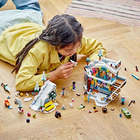 LEGO® Friends Kayak Pisti ve Kafe 41756 - 9 Yaş ve Üzeri Çocuklar Için Yaratıcı Oyun Aksesuarları ve 3 Mini Oyuncak Bebek  Içeren Yaratıcı Oyuncak Yapım Seti (980 Parça)
