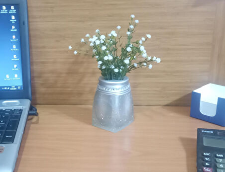 2 ADET VAZO DAHİL,VAZODA ÇİÇEK,BEYAZ YAPAY ÇİÇEK,VAZO DEKORATİF KRİSTAL TAŞLI GÜMÜŞ POLİRESİN 7X7X15CM