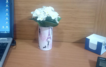 2 ADET VAZO DAHİL,VAZODA ÇİÇEK,BEYAZ YAPAY ÇİÇEK,VAZO DEKORATİF  KIZLI PARİS DESENLİ 7X7X16CM