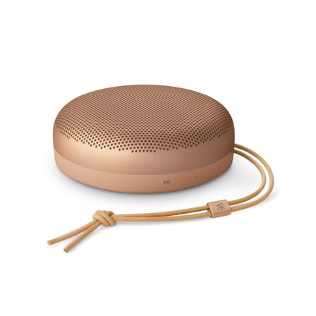 Bang & Olufsen Beosound A1 3. Nesil Geniş Açılı Ses, Yüksek Bas, IP67 Su Geçirmez, 24 Saat Pil Ömrü, Dahili Mikrofonlu Taşınabilir Bluetooth Hoparlör – Bal Rengi