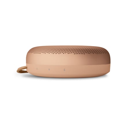 Bang & Olufsen Beosound A1 3. Nesil Geniş Açılı Ses, Yüksek Bas, IP67 Su Geçirmez, 24 Saat Pil Ömrü, Dahili Mikrofonlu Taşınabilir Bluetooth Hoparlör – Bal Rengi