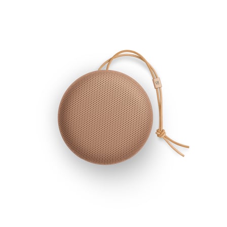 Bang & Olufsen Beosound A1 3. Nesil Geniş Açılı Ses, Yüksek Bas, IP67 Su Geçirmez, 24 Saat Pil Ömrü, Dahili Mikrofonlu Taşınabilir Bluetooth Hoparlör – Bal Rengi