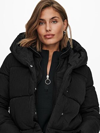 Jack & Jones Siyah Kadın Kapüşonlu Kısa  Mont 15231475