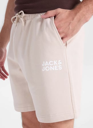 Jack & Jones Bej Erkek Fit Logo Baskılı Sweat Şort 12300731 JPSTKARLNEWPLUSHSWEATSHORT