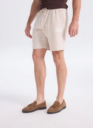 Jack & Jones Bej Erkek Fit Logo Baskılı Sweat Şort 12300731 JPSTKARLNEWPLUSHSWEATSHORT