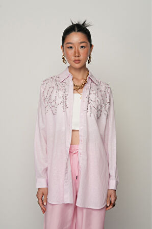 KADIN ÖNÜ TAŞ İŞLEMELİ PEMBE RENK ÇİZGİLİ OVERSİZE GÖMLEK