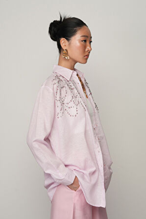 KADIN ÖNÜ TAŞ İŞLEMELİ PEMBE RENK ÇİZGİLİ OVERSİZE GÖMLEK