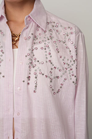 KADIN ÖNÜ TAŞ İŞLEMELİ PEMBE RENK ÇİZGİLİ OVERSİZE GÖMLEK