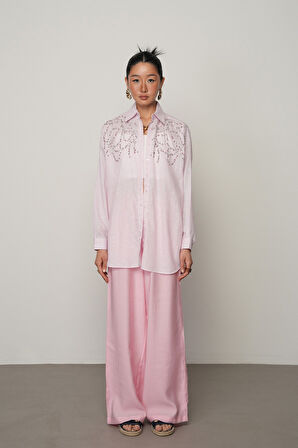 KADIN ÖNÜ TAŞ İŞLEMELİ PEMBE RENK ÇİZGİLİ OVERSİZE GÖMLEK