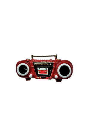 Retro Kırmızı Boombox Radyo Tasarım Broş – Vintage Müzik Severler İçin Şık Aksesuar