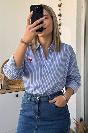 Kalp Nakışlı Oversize Beyaz Çizgili Mavi Gömlek