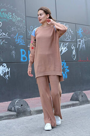 BİÇOMİ Omuz detaylı kol nakışlı ikili alt üst triko takım vizon