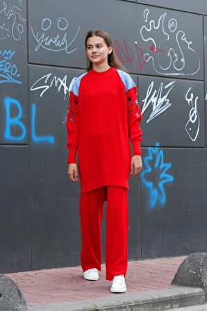 BİÇOMİ Omuz detaylı kol nakışlı ikili alt üst triko takım kırmızı