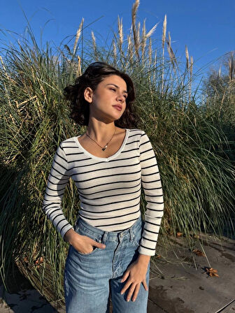 BİÇOMİ V yaka çizgili bluz beyaz A3699