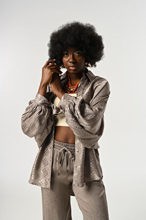 KADIN DESENLİ KOLLARI BAĞLAMA DETAYLI OVERSİZE KESİM GÖMLEK