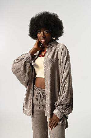 KADIN DESENLİ KOLLARI BAĞLAMA DETAYLI OVERSİZE KESİM GÖMLEK