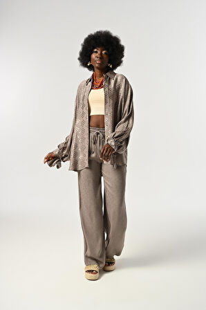 KADIN DESENLİ KOLLARI BAĞLAMA DETAYLI OVERSİZE KESİM GÖMLEK