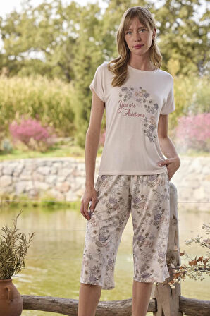 Monamise Kadın Çiçek Desenli ve Baskılı "You are Awesome" Kapri Takımı 24075 