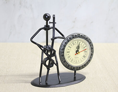 Metal Saatli Keman Çalan Müzisyen