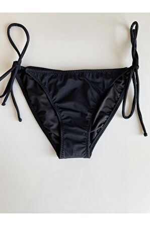 Siyah Kenarları ince İp Bağlama Detaylı Bikini Altı