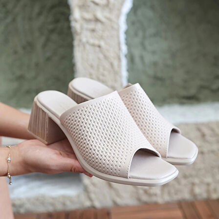 Zanna Bej Cilt Topuklu Terlik