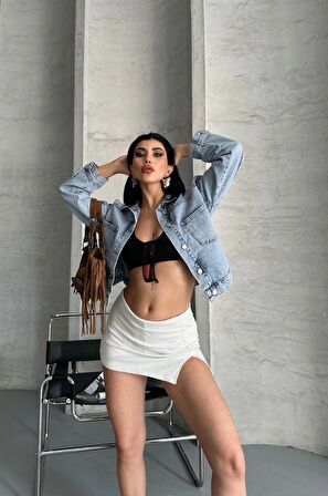 Çift cepli kol katlamalı kar yıkama crop kot ceket mavi d2000