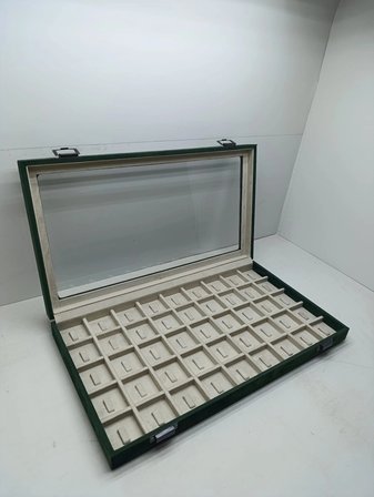 Yeni Cam Kapaklı Süet Yeşil Kumaş 45 cm / 25 cm Tırnaklı Bölmeli Yüzük Tablası