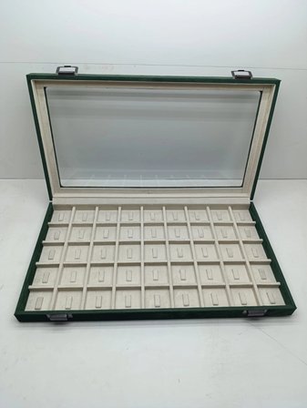Yeni Cam Kapaklı Süet Yeşil Kumaş 45 cm / 25 cm Tırnaklı Bölmeli Yüzük Tablası