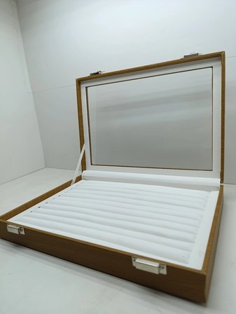 Cam Kapaklı Deri Kumaş Kahve-Beyaz Renk 34 cm / 24 cm Sosisli Yüzük Sergileme Standı