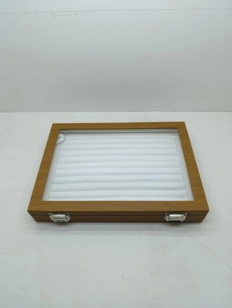 Cam Kapaklı Deri Kumaş Kahve-Beyaz Renk 34 cm / 24 cm Sosisli Yüzük Sergileme Standı