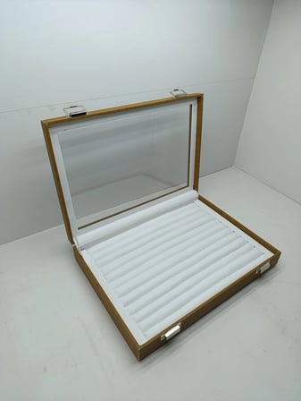 Cam Kapaklı Deri Kumaş Kahve-Beyaz Renk 34 cm / 24 cm Sosisli Yüzük Sergileme Standı