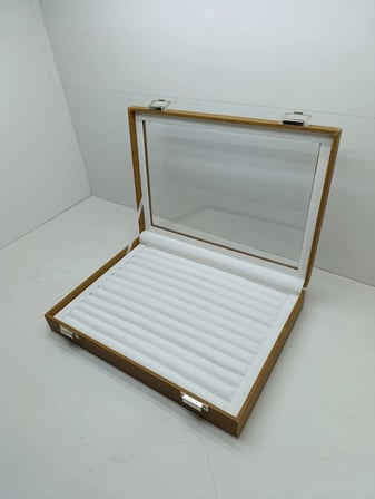 Cam Kapaklı Deri Kumaş Kahve-Beyaz Renk 34 cm / 24 cm Sosisli Yüzük Sergileme Standı