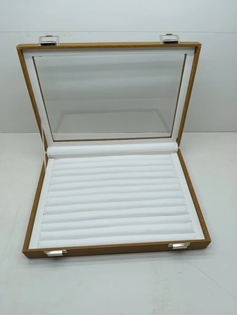 Cam Kapaklı Deri Kumaş Kahve-Beyaz Renk 34 cm / 24 cm Sosisli Yüzük Sergileme Standı