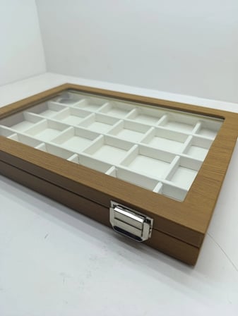 Cam Kapaklı Deri Kumaş Kahve-Beyaz Renk 34 cm / 24 cm 24 Bölmeli Takı Sergileme Standı