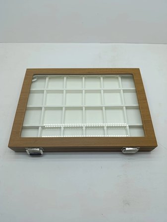 Cam Kapaklı Deri Kumaş Kahve-Beyaz Renk 34 cm / 24 cm 24 Bölmeli Takı Sergileme Standı