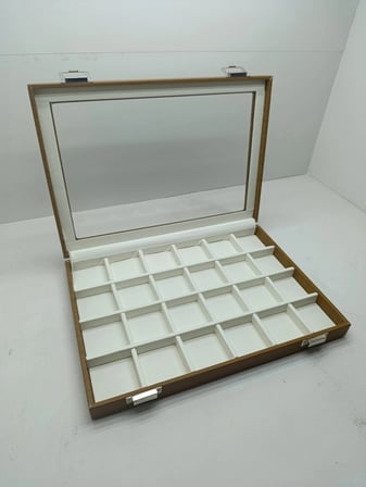 Cam Kapaklı Deri Kumaş Kahve-Beyaz Renk 34 cm / 24 cm 24 Bölmeli Takı Sergileme Standı