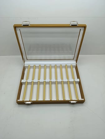 Cam Kapaklı Deri Kumaş Kahve-Beyaz Renk 34 cm / 24 cm Alyans Sergileme Standı