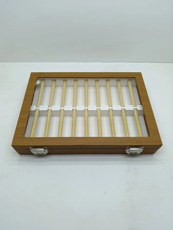 Cam Kapaklı Deri Kumaş Kahve-Beyaz Renk 34 cm / 24 cm Alyans Sergileme Standı