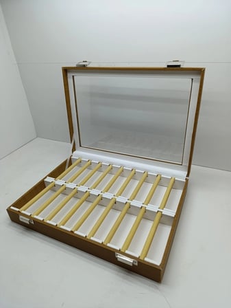 Cam Kapaklı Deri Kumaş Kahve-Beyaz Renk 34 cm / 24 cm Alyans Sergileme Standı