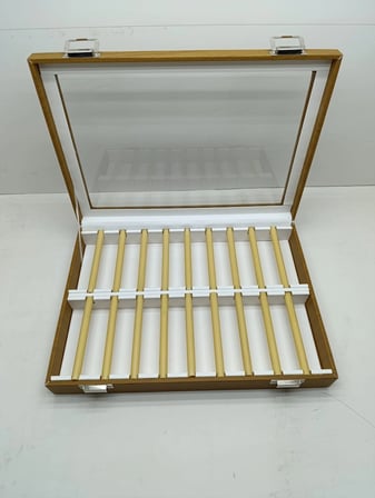 Cam Kapaklı Deri Kumaş Kahve-Beyaz Renk 34 cm / 24 cm Alyans Sergileme Standı