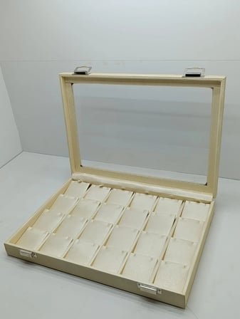 Yeni Cam Kapaklı Imera Deri Kumaş Krem Renk 34 Cm / 24 Cm 20 bölmeli Küpe Sergileme Standı