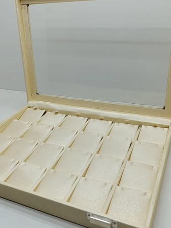 Yeni Cam Kapaklı Imera Deri Kumaş Krem Renk 34 Cm / 24 Cm 20 bölmeli Küpe Sergileme Standı