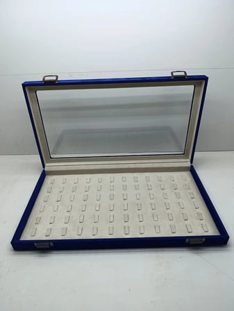 Yeni Cam Kapaklı Süet Lacivert Kumaş 45 cm / 25 cm Tırnaklı Yüzük Tablası