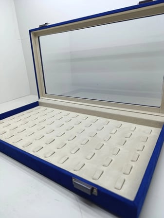 Yeni Cam Kapaklı Süet Lacivert Kumaş 45 cm / 25 cm Tırnaklı Yüzük Tablası