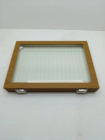 Cam Kapaklı Deri Kumaş Kahve-Krem Renk 34 cm / 24 cm Bileklik Sergileme Standı
