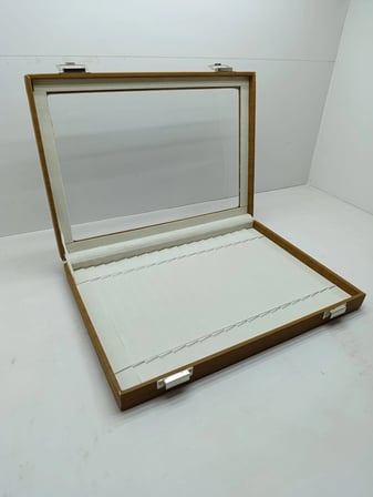Cam Kapaklı Deri Kumaş Kahve-Krem Renk 34 cm / 24 cm Bileklik Sergileme Standı