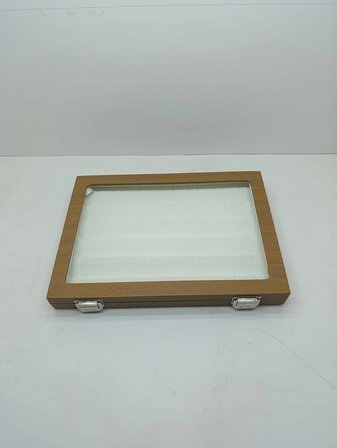 Cam Kapaklı Deri Kumaş Kahve-Beyaz Renk 34 cm / 24 cm  Küpe Sergileme Standı
